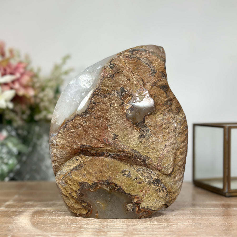 Zuckerquarz-Druzy-Flammenskulptur mit fein funkelnder, drusiger Oberfläche