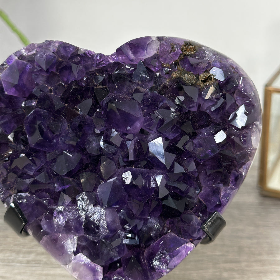 Amethyst-Kristallherz mit klar strukturierter Kristallbildung