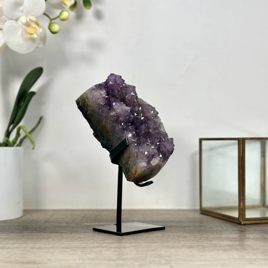 Amethyst-Kristallcluster in Mondform mit dichter Kristallstruktur