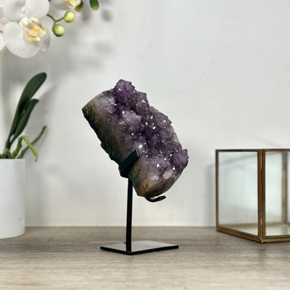 Amethyst-Kristallcluster in Mondform mit dichter Kristallstruktur