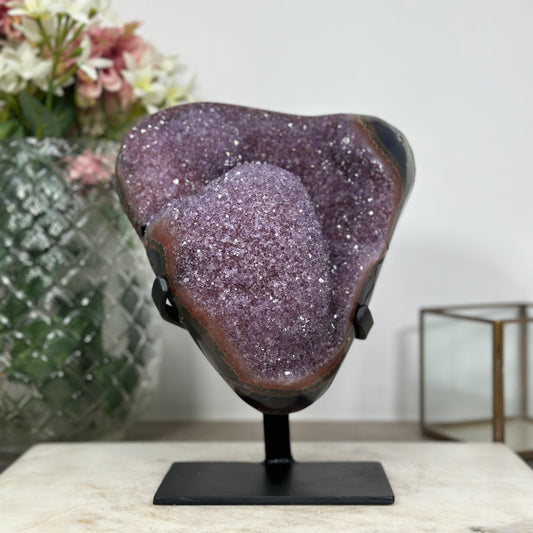 Amethyst-Cluster mit kontrastreicher Achat-Schale und lebendiger Kristallstruktur, in exklusiver Premiumqualität
