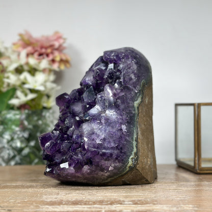 Amethyst-Kathedrale mit großkristallinen, tiefvioletten Kristallspitzen