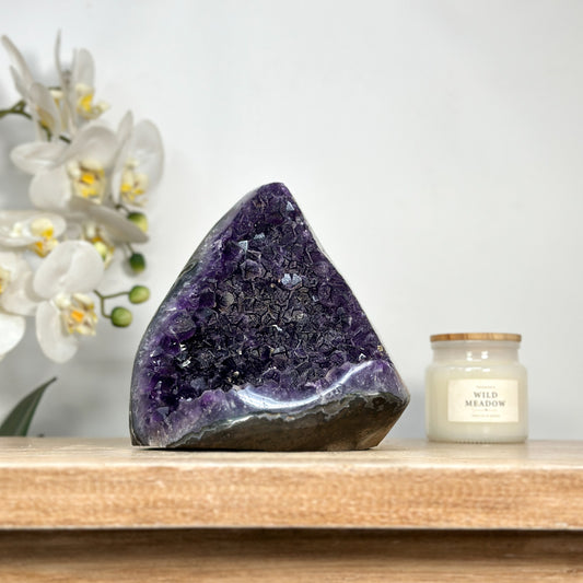 Amethyst-Kathedrale mit fein kristalliner Zuckerquarz-Struktur