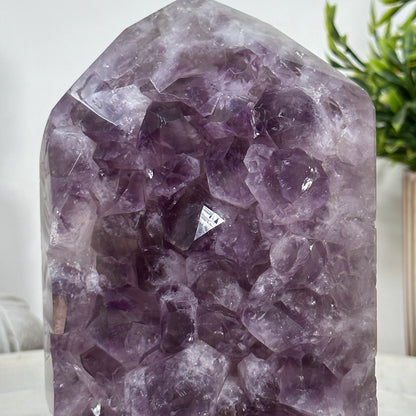 Amethyst-Obelisk mit großkristalliner Oberflächenstruktur