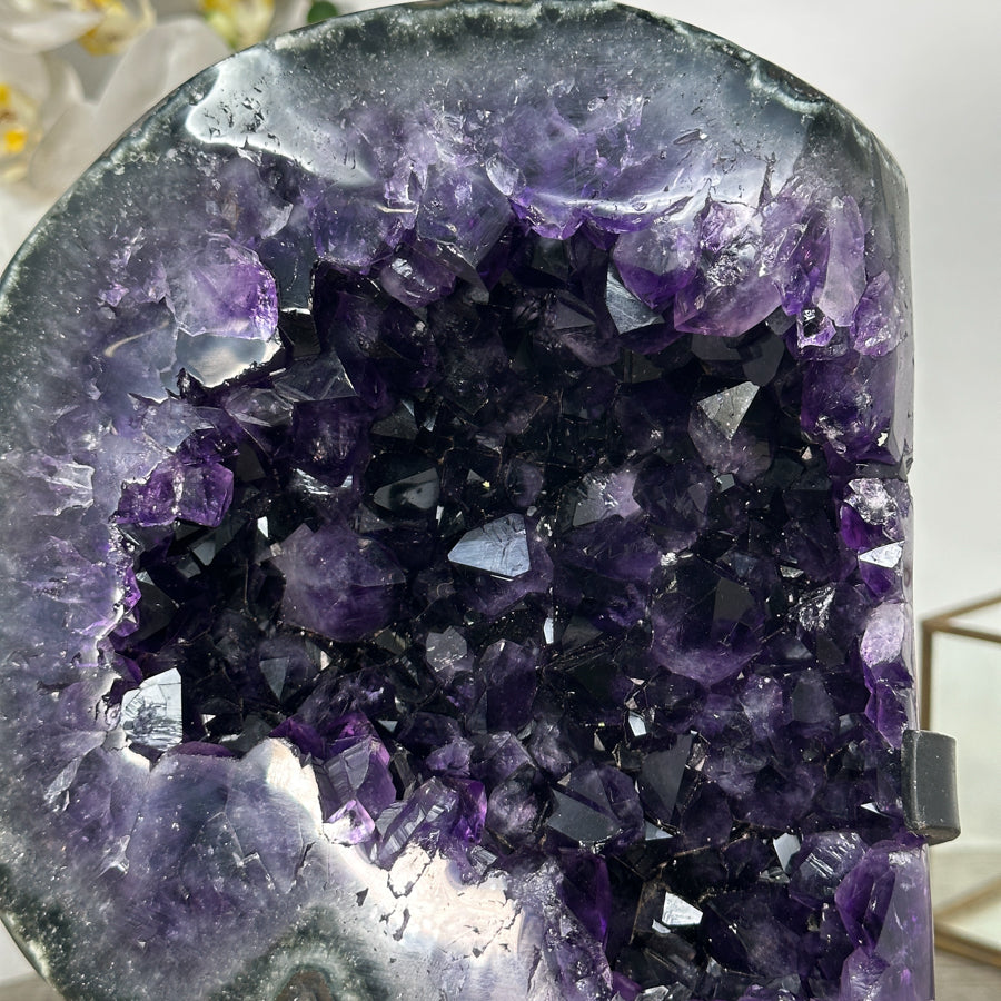 Amethyst-Geode XL mit großflächiger, tiefvioletter Kristallzone, in ausgewählter Spitzenqualität