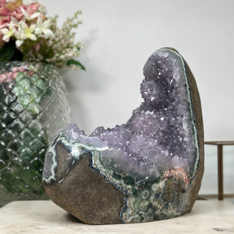 Amethyst-Jaspis-Geode massiv mit stalaktitischer Kristallstruktur und mystisch grüner Jaspis-Matrix