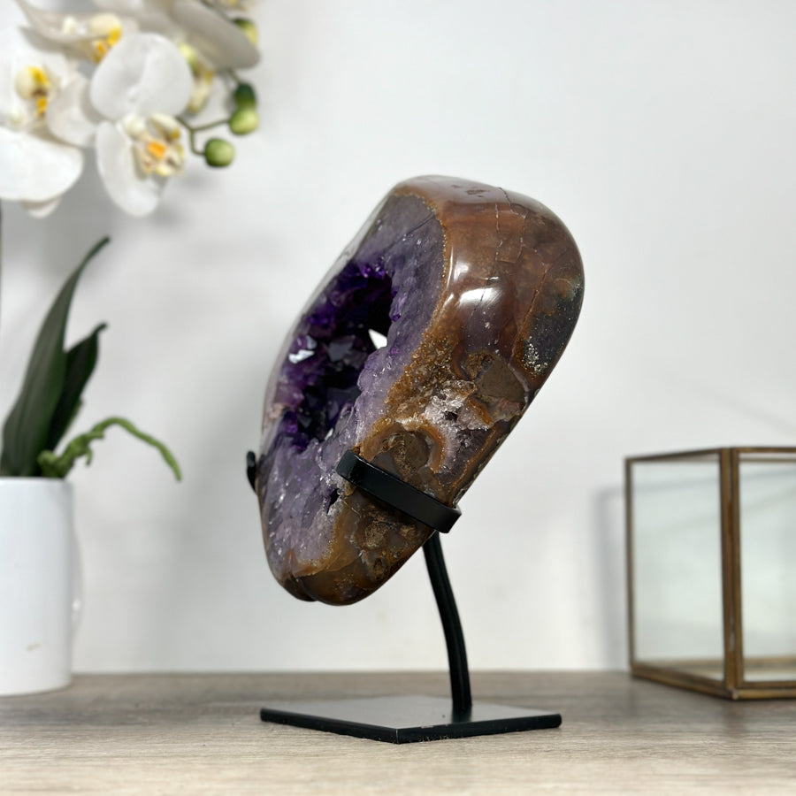 Amethyst-Geode mit kontrastreicher Achat-Randzone