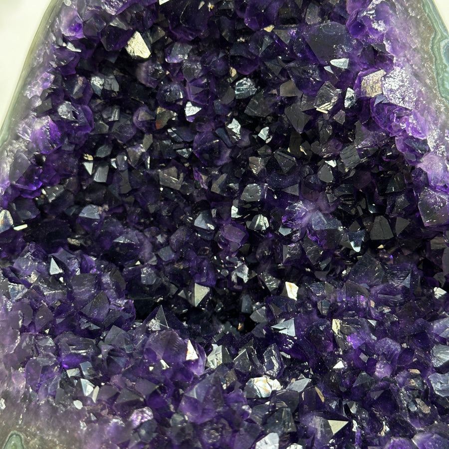 Amethyst-Geodencluster mit geschichtet aufgebauter Kristallarchitektur, in ausgewählter Spitzenqualität