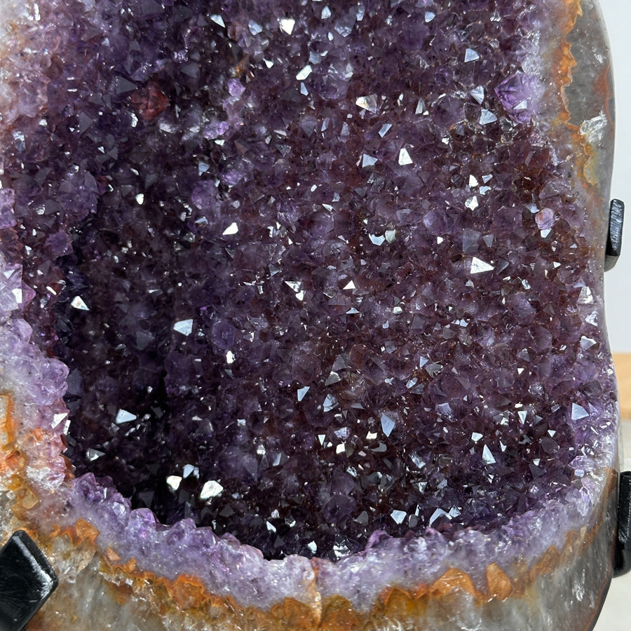 Amethyst-Geode mit klar definierter Kristallkammer