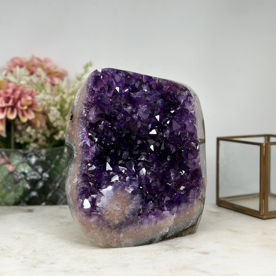 Amethyst-Kathedrale mit einladend geöffneter Kristallkammer und violetter Kristallarchitektur