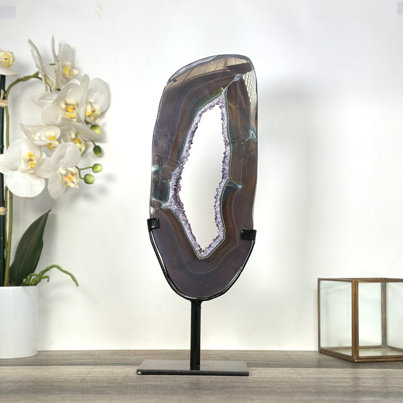 Achat-Portal mit zentraler Amethyst-Kristallformation