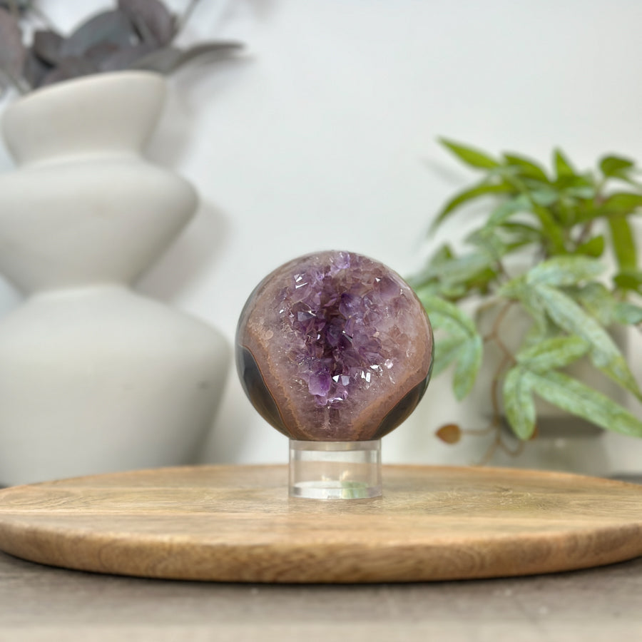Amethyst-Achat-Steinkugel mit Druzy-Struktur und klarer Kristallbildung