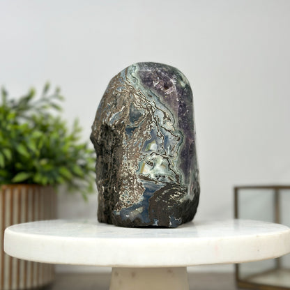 Amethyst-Geode mit gebänderter Jaspis-Struktur und natürlicher Textur