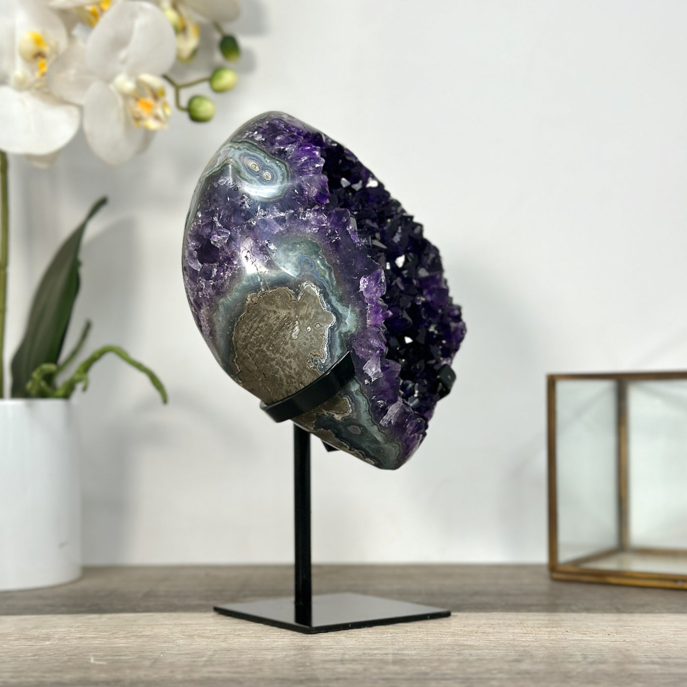 Amethyst-Geode mit klarer, lichtreflektierender Kristallstruktur