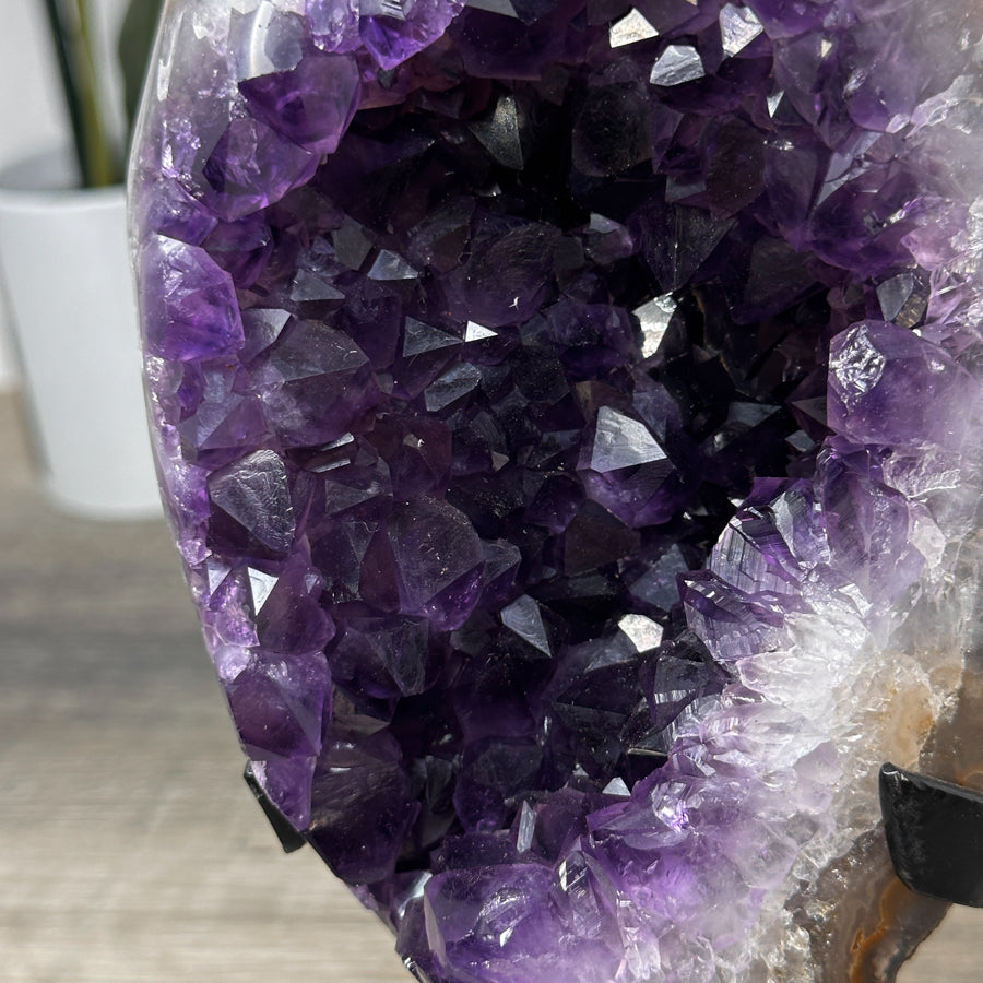 Amethyst-Geode mit tief gesättigter Violettfärbung