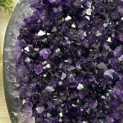 Amethyst-Kathedrale mit tiefviolett schimmernder Kristallarchitektur, in ausgewählter Spitzenqualität