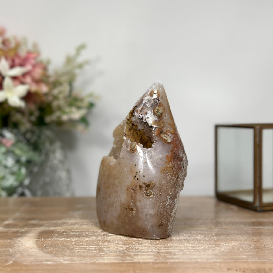Gelbe Zuckerquarz-Druzy-Geode mit warm leuchtender Kristallstruktur