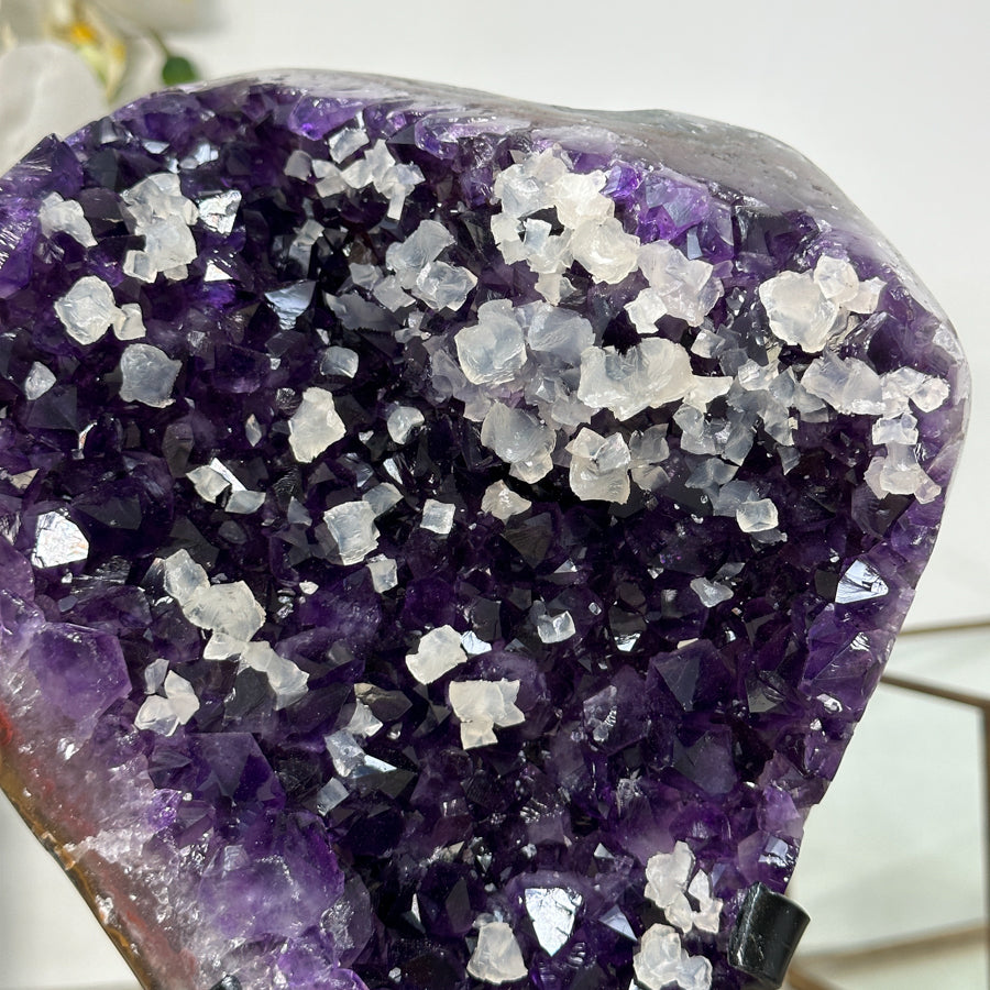 Amethyst-Kristallcluster mit einzigartiger Kalzit-Kristall Einlagerung