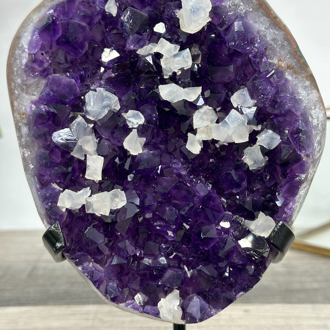 Amethyst-Cluster mit kontrastreicher weißer Kalzitformation