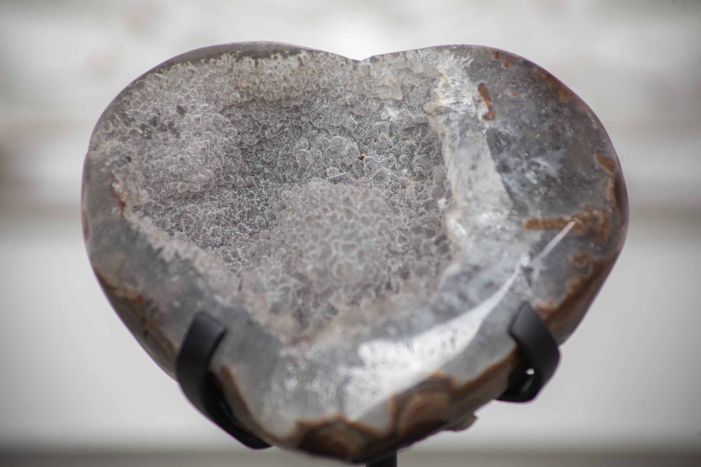 Quarz-Druzy-Herzskulptur mit funkelnder, kristallreicher Druzy-Oberfläche