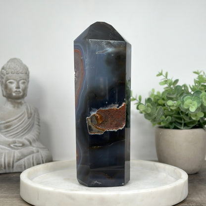 Blaugebänderter-Achat-Amethyst-Obelisk mit markanter Mineralienstruktur