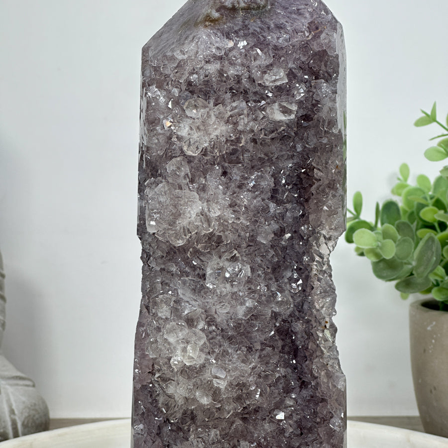 Amethyst-Obelisk mit klar ausgebildeter Kristallstruktur