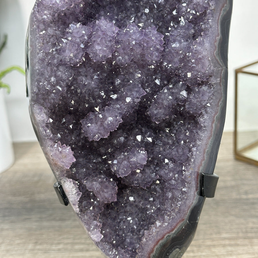 Amethyst-Achat-Geode mit dichter Stalaktitenbildung