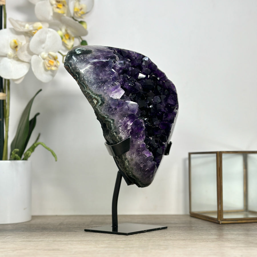 Amethyst-Stein mit breit gefächerter, tiefvioletter Kristallzone