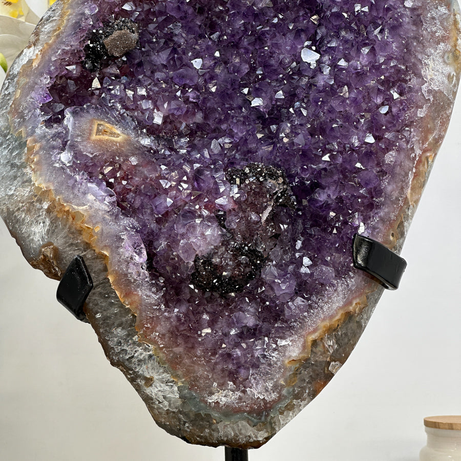 Amethyst-Geode XXL mit einzigartigen Hämatit-Einschlüssen