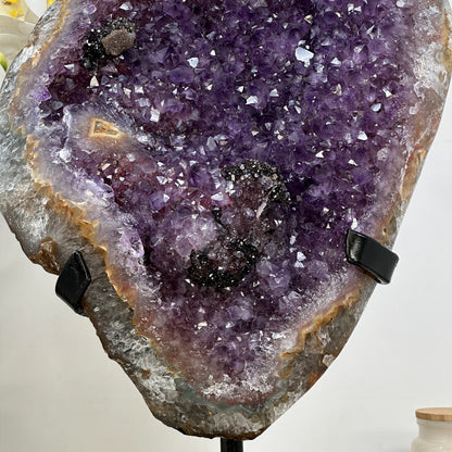Amethyst-Geode XXL mit einzigartigen Hämatit-Einschlüssen