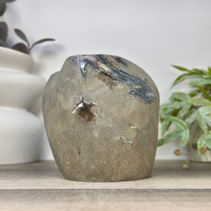 Amethyst-Geode in ausgewählter Spitzenqualität mit seltener Kalzit-Kristallstufe und tiefen Kristallen
