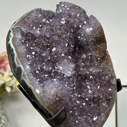 Amethyst-Cluster mit grün gebänderter Jaspisschale und kraftvoller Kristallstruktur, in hochwertiger Naturqualität
