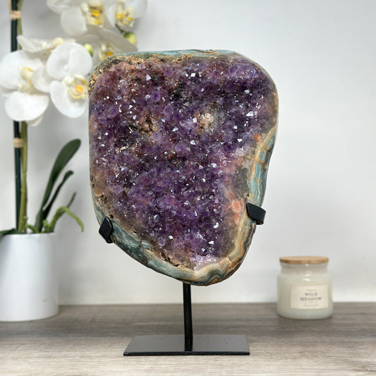 Amethyst-Jaspis-Kristall mit kontrastreicher Mineralstruktur
