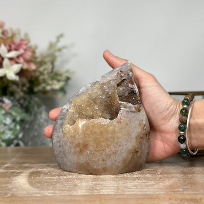 Gelbe Zuckerquarz-Druzy-Geode mit warm leuchtender Kristallstruktur