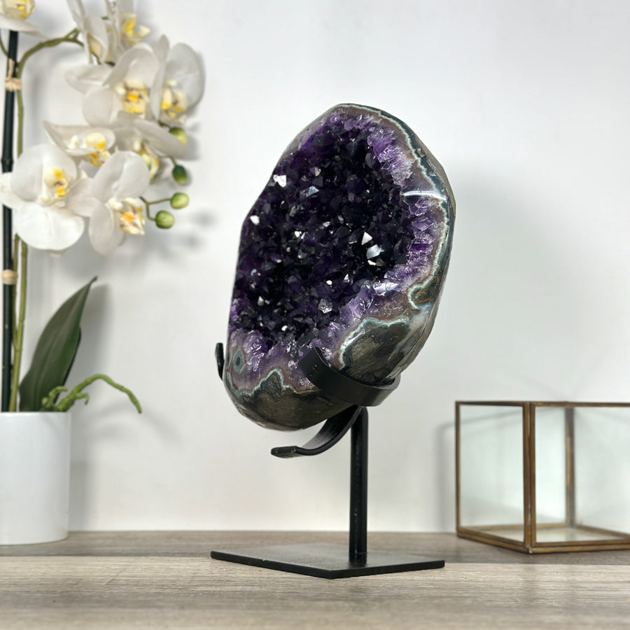 Amethyst-Geode mit dicht gewachsener Kristallstruktur