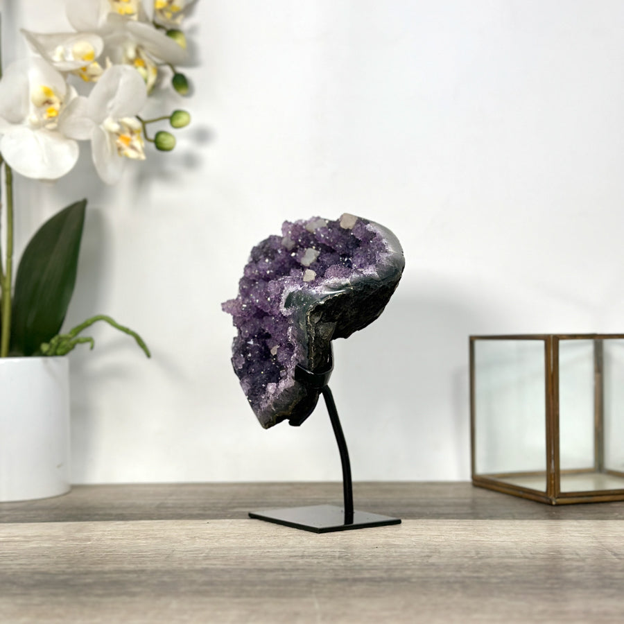 Amethyst-Cluster mit tiefvioletter, kompakter Kristallstruktur