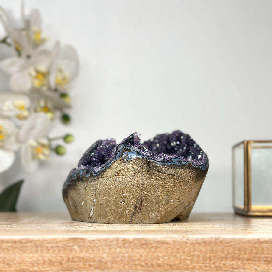 Amethyst-Geode mit dicht verwachsener Kristallstruktur
