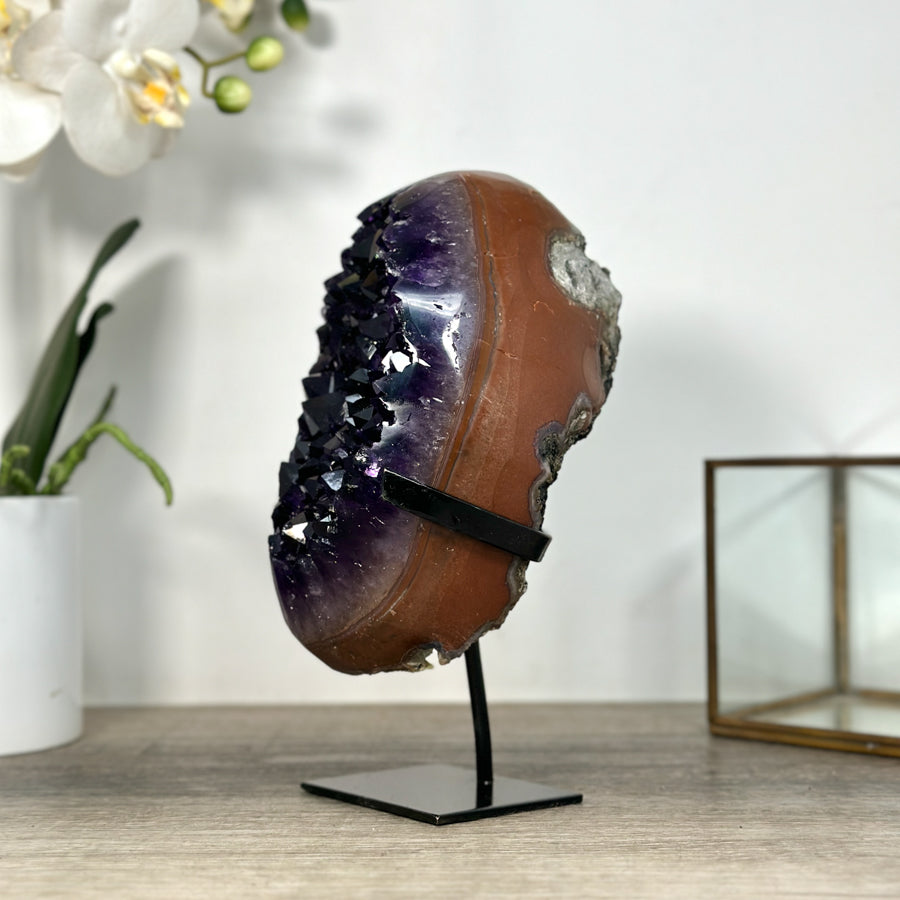 Amethyst-Kristallcluster mit großflächig reflektierender Kristallzone