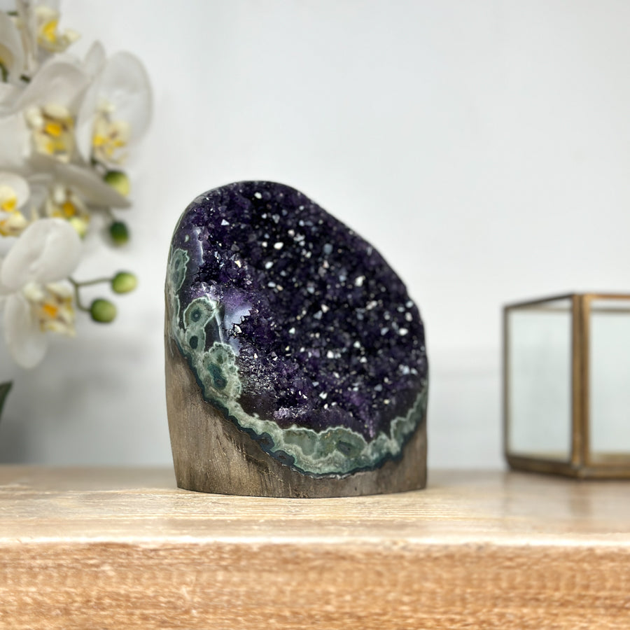 Amethyst-Druse mit kompakter Kristallstruktur und gleichmäßiger Ausrichtung