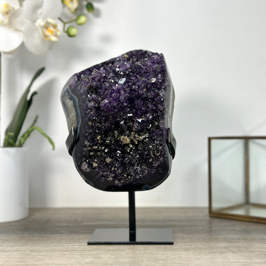 Amethyst-Kristall mit intensiv blauer Achat-Schale, in ausgewählter Spitzenqualität