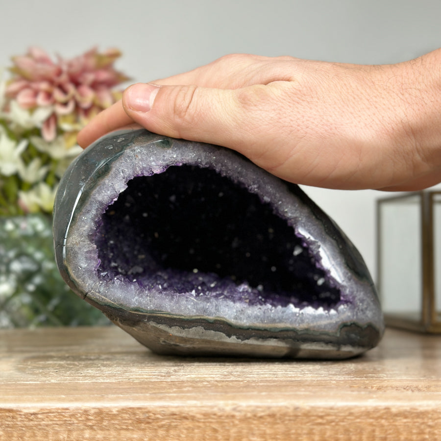 Amethyst-Achat-Geode mit ausgeprägter Druzy-Kristallkammer