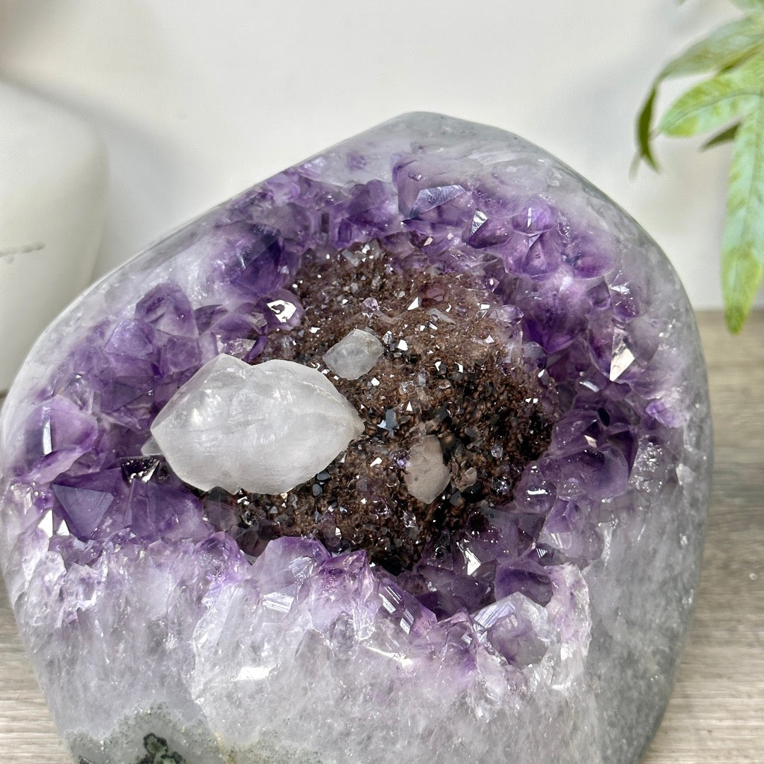Amethyst-Cluster mit schwarzem Hämatit und feiner Kalzitbildung