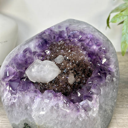 Amethyst-Cluster mit schwarzem Hämatit und feiner Kalzitbildung