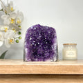 Amethyst-Druse mit skulptural gewachsener Kristallarchitektur
