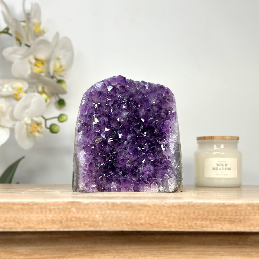 Amethyst-Druse mit skulptural gewachsener Kristallarchitektur