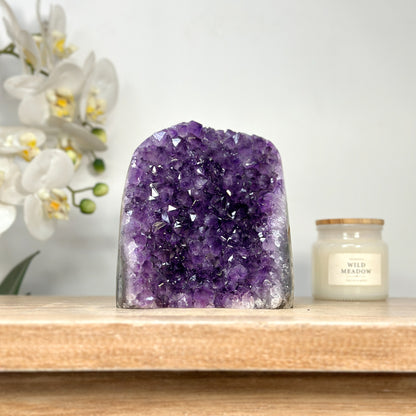 Amethyst-Druse mit skulptural gewachsener Kristallarchitektur