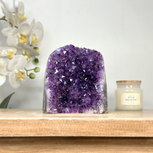 Amethyst-Druse mit skulptural gewachsener Kristallarchitektur