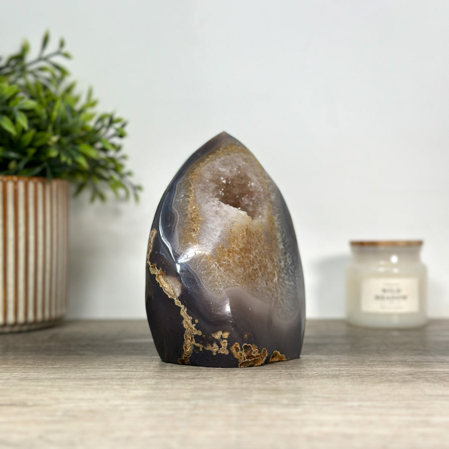 Achat-Quarz-Geoden-Flammenskulptur mit gebänderter Gesteinsstruktur