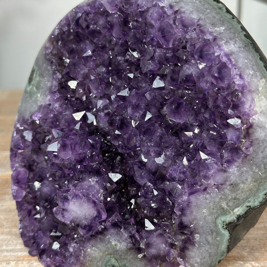 Amethyst-Druse mit tiefvioletter Druzy-Struktur und dichter Kristallbildung