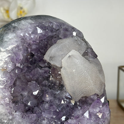 Amethyst-Geode mit individuell gewachsener Kalzit-Formation
